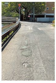 舗装の破損やくぼみの写真