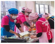 定例学習会での調理実習の写真