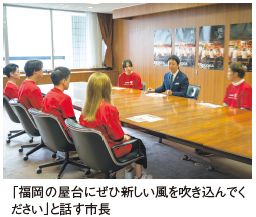 「福岡の屋台にぜひ新しい風を吹き込んでく ださい」と話す市長