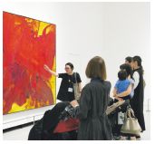 。作 品を鑑賞しながら館 内をベビーカーで 散歩します