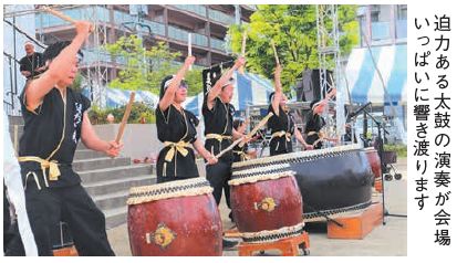太鼓の演奏写真(迫力ある太鼓の演奏が会場いっぱいに響き渡ります)