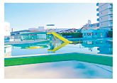 幼児から小学校低学年向けの屋外プールの写真