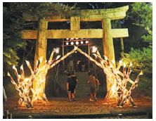 鳥居を竹灯籠でライトアップしている写真