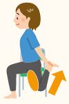 椅子に横向きで浅く座り、片方の足首を持って息を吐きながら、斜め上に引き上げる