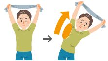 タオルを握ったまま、両手を上げてゆっくりと体を右に傾ける。姿勢を元に戻し、同じように体をゆっくりと左に傾ける