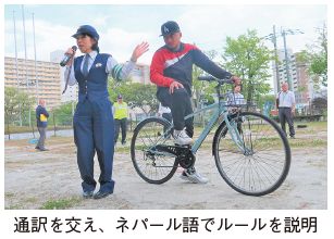 通訳を交え、ネパール語でルールを説明している写真