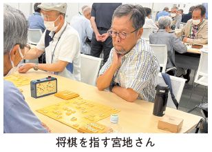 将棋を指す宮地さんの写真