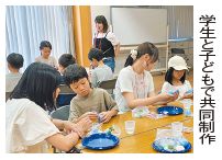 学生と子どもで共同製作の写真