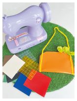 子ども用毛糸ミシンとオリジナルのファッション小物の写真
