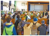 避難所開設訓練の写真(プライバシーに配慮した生活空間作りを行います)