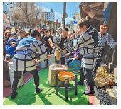 三味線や太鼓に合わせて、餅つきをします