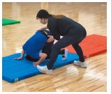 体を上手に使うためのポイントを遊びの中で伝え、前転・後転の動作を分かりやすく説明します