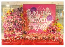 キービジュアルを花で装飾された写真