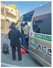 利用者の乗降の手助けをしている写真