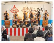 演舞台で楽器演奏する写真