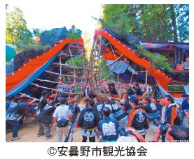 大きな船形の山車(だし)が登場し、豪快にぶつかり合う写真(安曇野市観光協会提供)