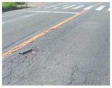 舗装の破損やくぼみなどの写真