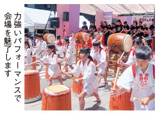 博多区演舞台の写真(力強いパフォーマンスで会場を魅了します)