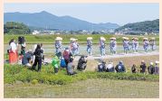 児童が早乙女姿で舞いを披露している写真