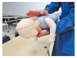 0歳の子どもに対する胸骨圧迫や異物除去法などを学ぶ講習会
