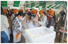 湯せん調理実演の写真
