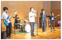 高校生バンド演奏の写真