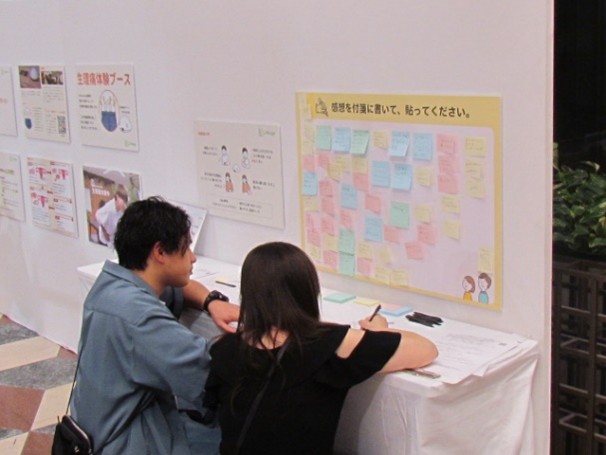 生理痛体験コーナーの様子②