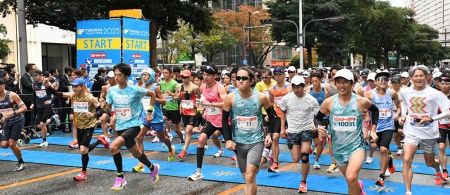 福岡マラソンのスタートしてすぐのみんなが走り出したところの写真