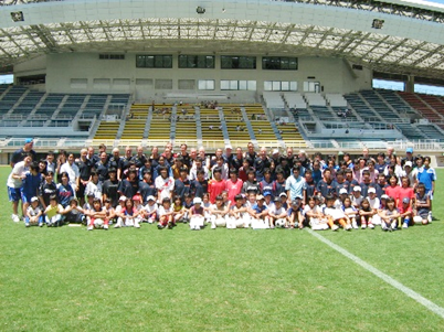 2008年北京オリンピック事前合宿で福岡市にやってきたスウェーデンの女子サッカーチームと市内でサッカーを頑張っている女の子たちの記念撮影