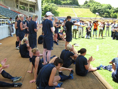 2008年北京オリンピック事前合宿で福岡市にやってきたスウェーデンの女子サッカーチームと市内でサッカーを頑張っている女の子たちとの交流風景