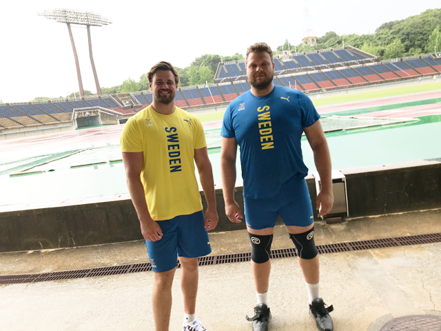 陸上男子円盤投で金メダルを獲得したダニエル・スタール選手（写真右）と、銀メダルを獲得したシモン・ペテション選手（写真左）
