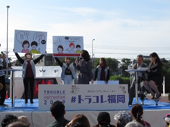 学生がエステのトラブル事例を発表している様子