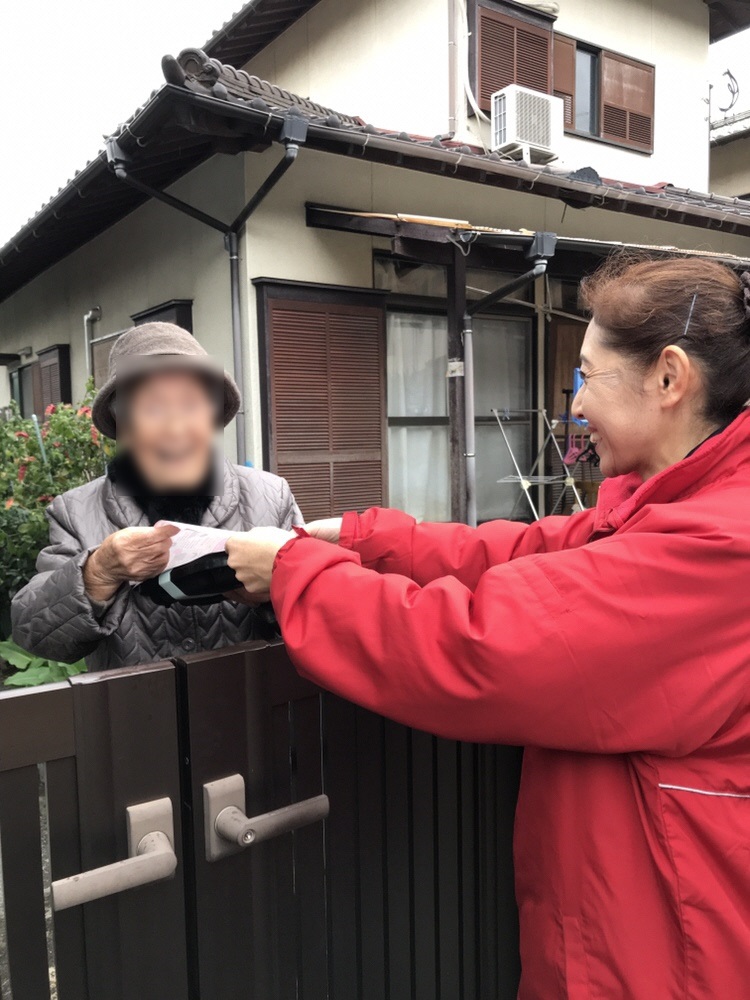 啓発チラシと宅配弁当の受け渡しの様子１