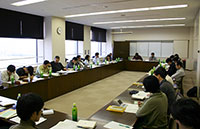 写真：近現代・民俗専門部会の合同会議の様子　会議室に20名以上の2部会の委員が集まっている