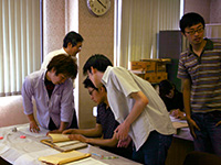 近世専門部会の調査風景　作業室で江戸時代の古文書を整理する調査補助員の学生たちと柴多部会長