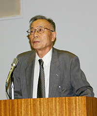 写真：博物館講堂の壇上で講演される川添昭二先生