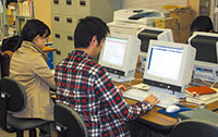 写真：市史編さん室内で数人の調査補助員がパソコンに向かってデータ入力などの作業をしている風景