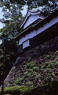 写真：福岡城・多聞櫓の、二階建切妻造の角櫓を下から写したもの。多聞櫓は国指定重要文化財で、旧福岡城の櫓のうち、現在位置を保っている唯一の櫓である