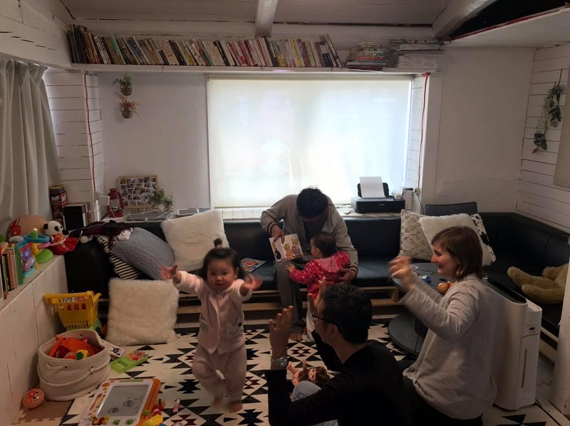 画像：海外からのゲストが⼀緒に寛ぐ様