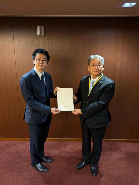 陳情書を手渡している写真
