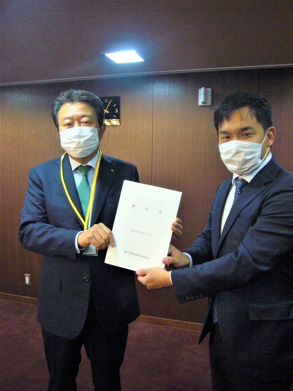 陳情書を手にする伊藤会長と加藤課長補佐