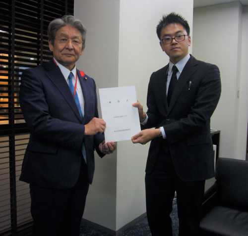 陳情書を手にする打越会長と津野首席