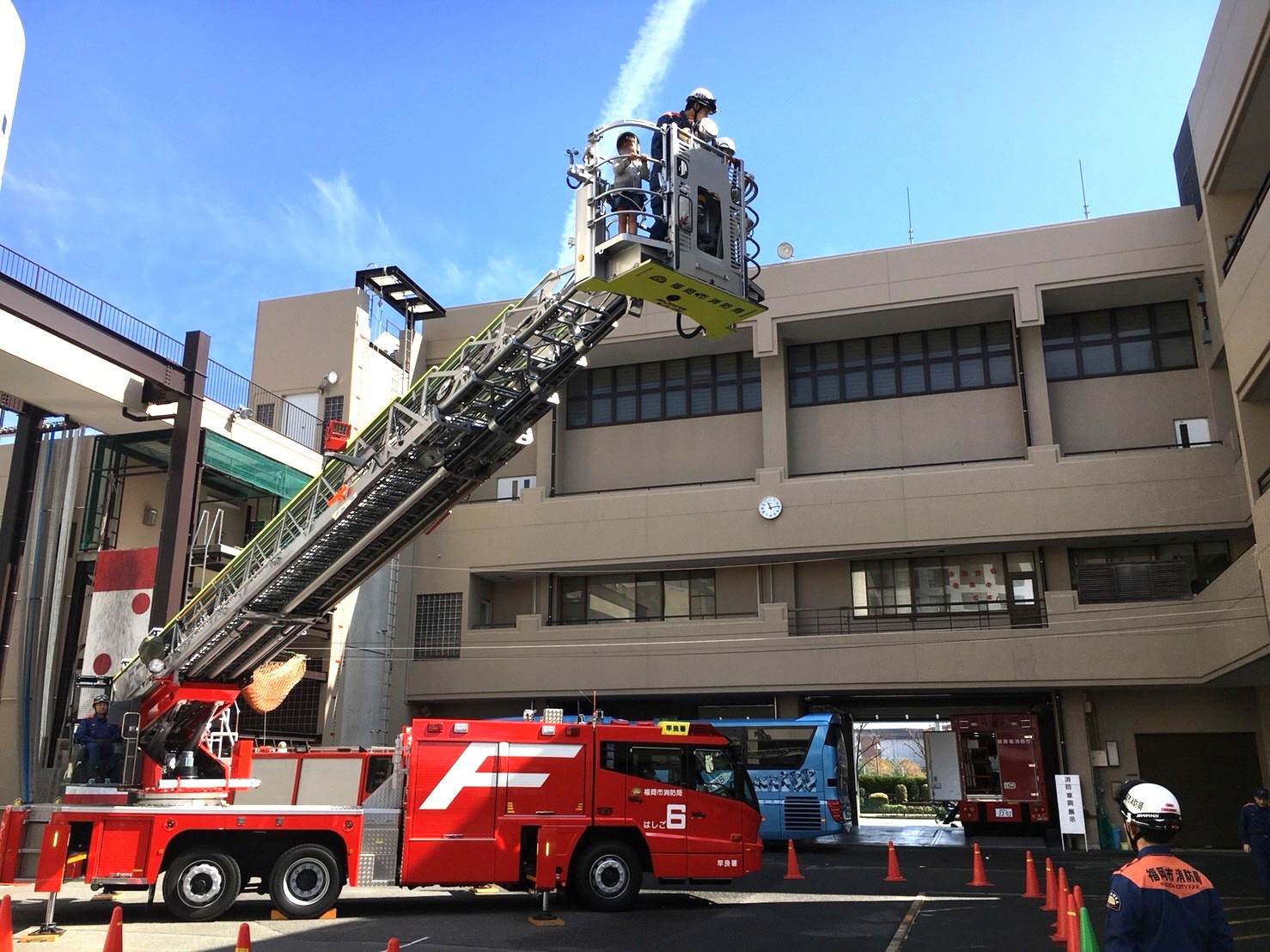 はしご車に試乗する様子