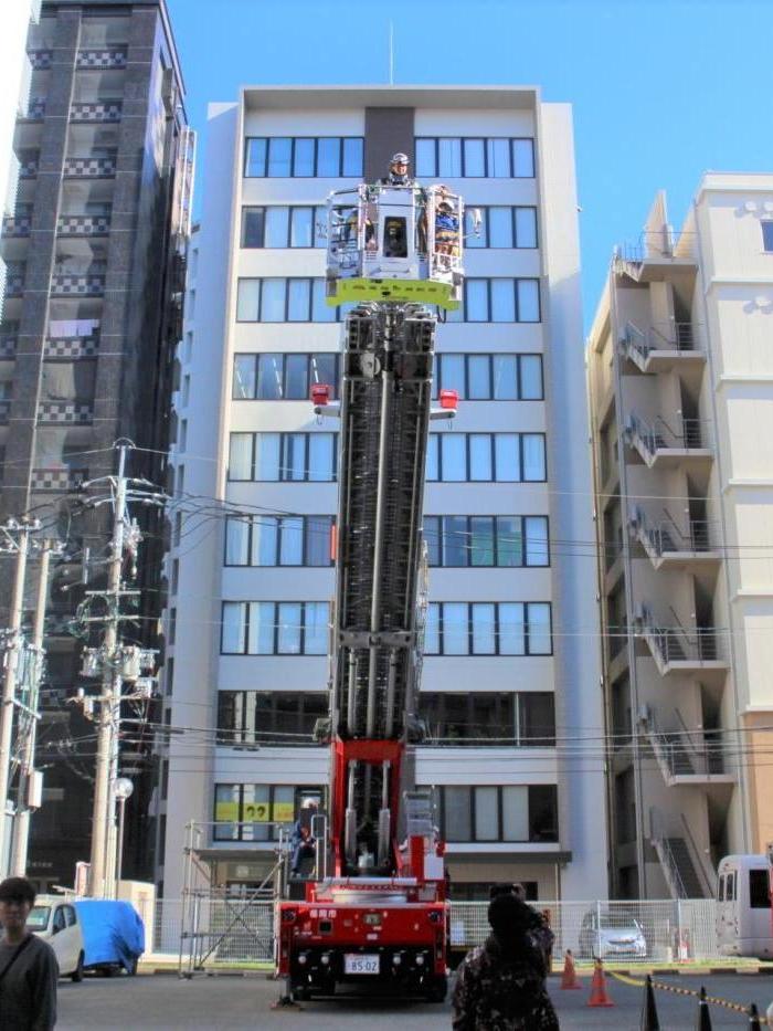 博多消防署の裏庭にはしご車が伸びている