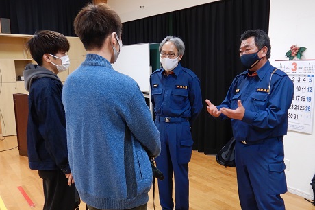 講習後に質問を受ける様子