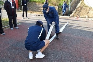 ホースを巻いている写真