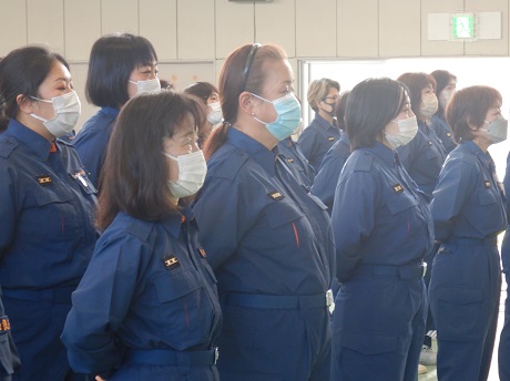 女性消防団員整列