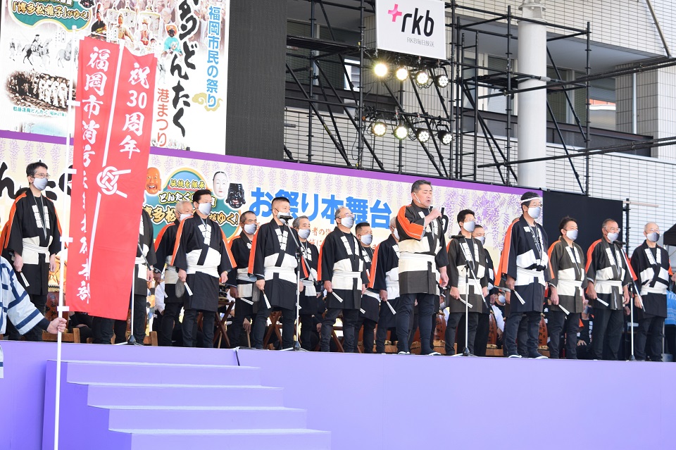 木遣り（歌）を披露している写真