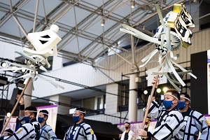 まとい振りを披露している写真