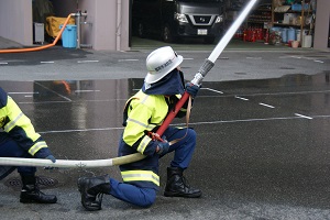 空に放水している画像